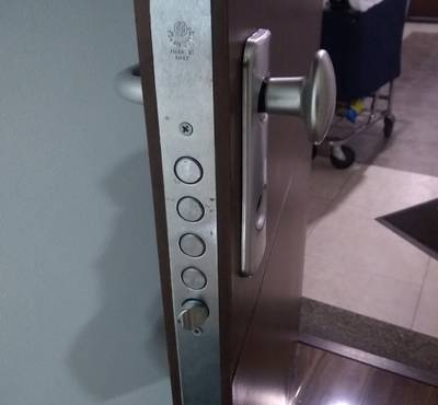 Instalación de puertas de seguridad